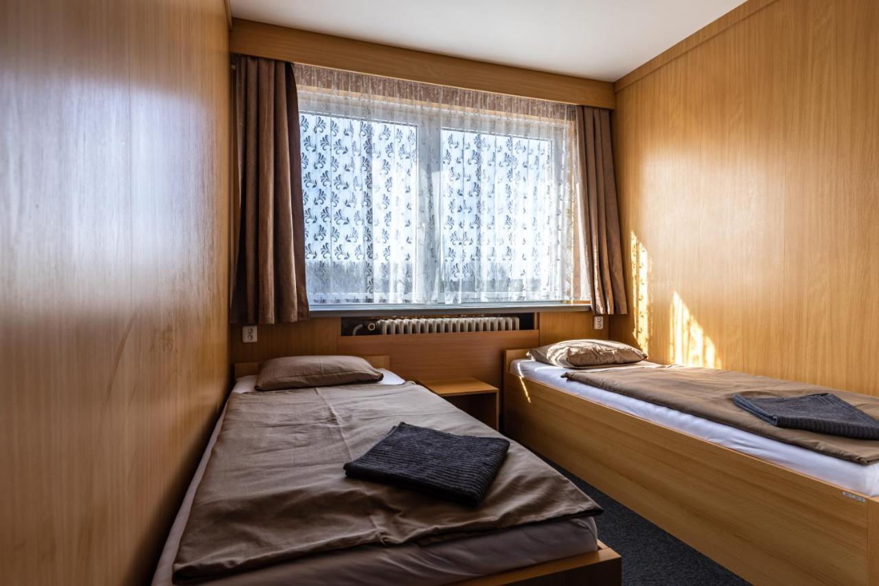 Hotel Zimni Stadion Slany Ngoại thất bức ảnh