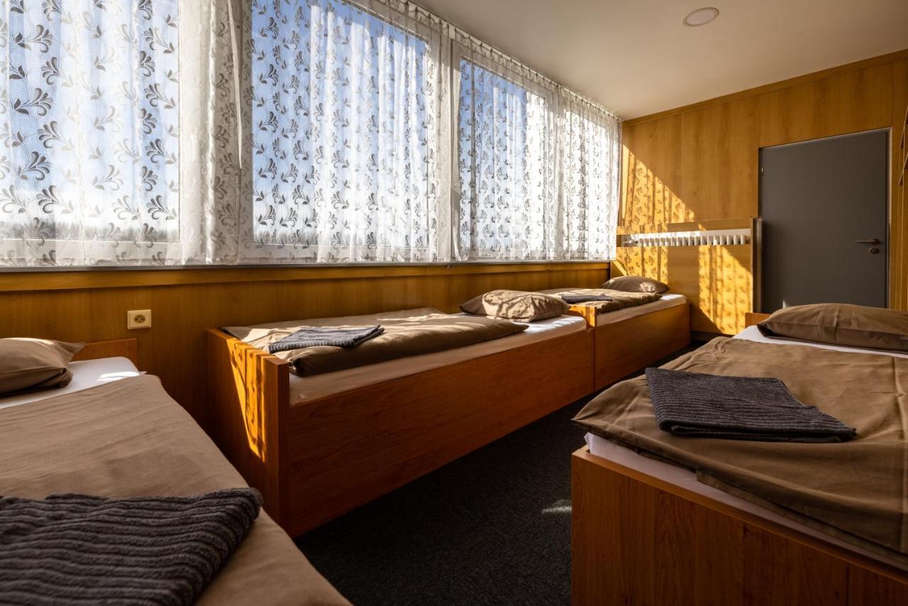 Hotel Zimni Stadion Slany Ngoại thất bức ảnh